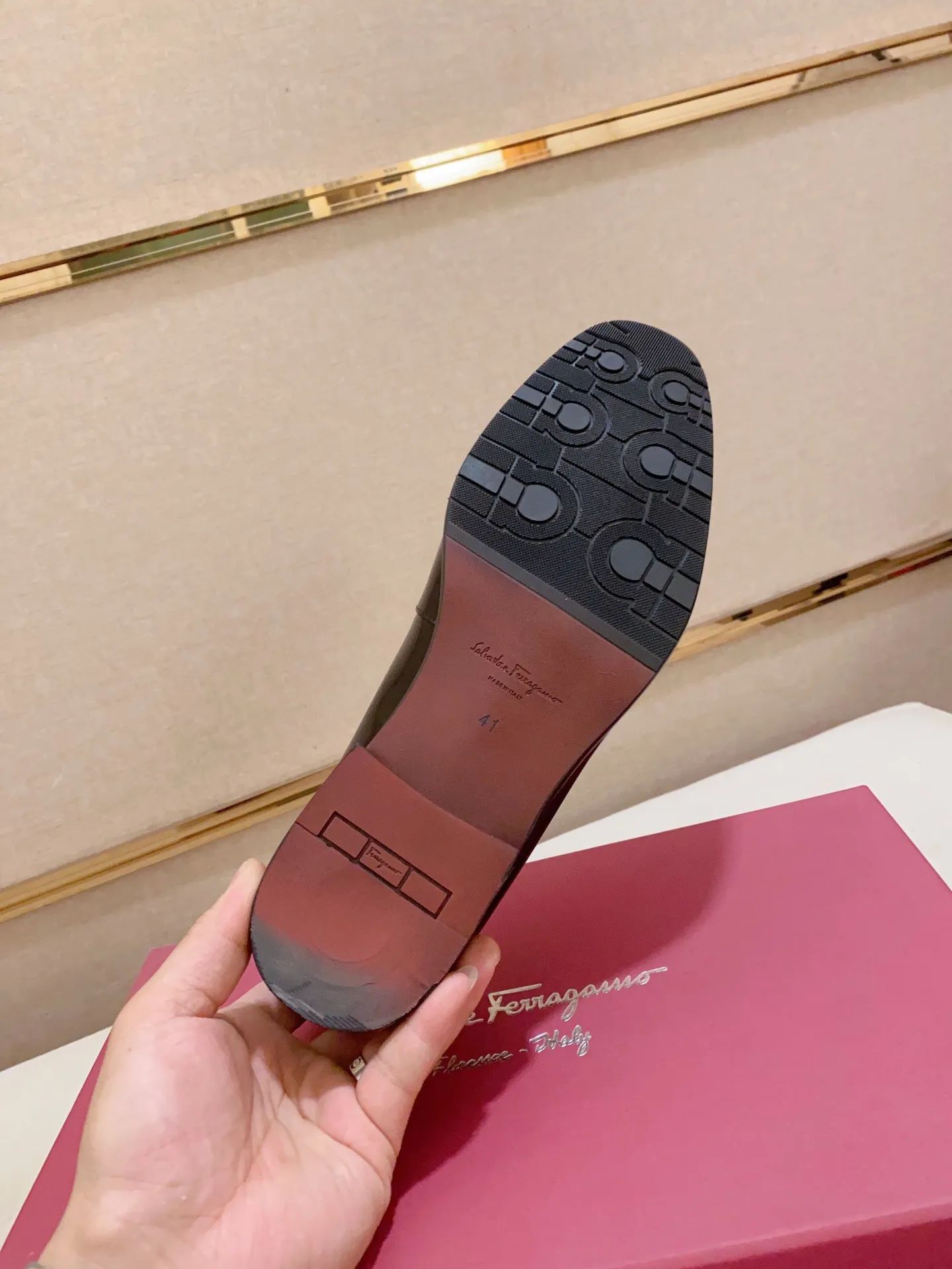 Men's shoes💰: 520💰 High version Ferragamo quality! 🆕🆕Exclusive hot-selling products in stock🔥🔥New products on the shelves, high-quality shoes, high-end driving shoes, with complete packaging! 💪 💪 Material: imported patented cowhide 🐂 + imported high-quality water-dyed cowhide lining + wear-resistant outsole 👍🏻👍🏻 Features: high-end and comfortable, purely handmade 🚀 🚀 Create the perfect shoes that suit you best 🔥 🔥 Size: (38-44) Can be customized 45 non-returnable!